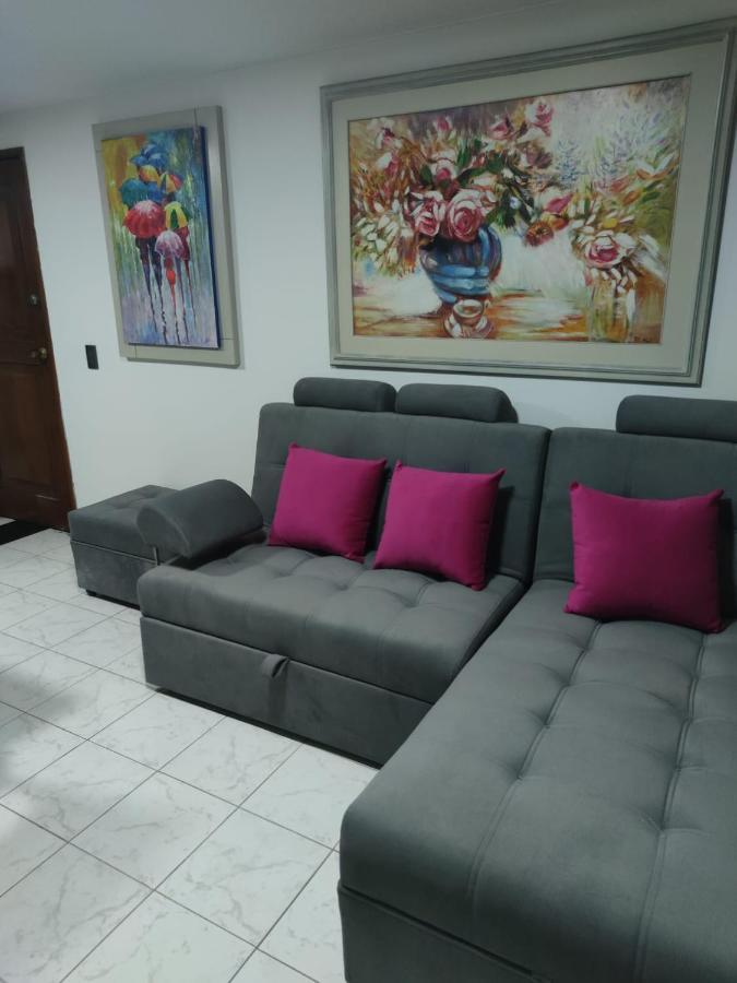 406 Apartaestudio Portal de Cádiz , exclusivo y central, con parqueadero Capacidad 4 personas Appartamento Ibagué Esterno foto