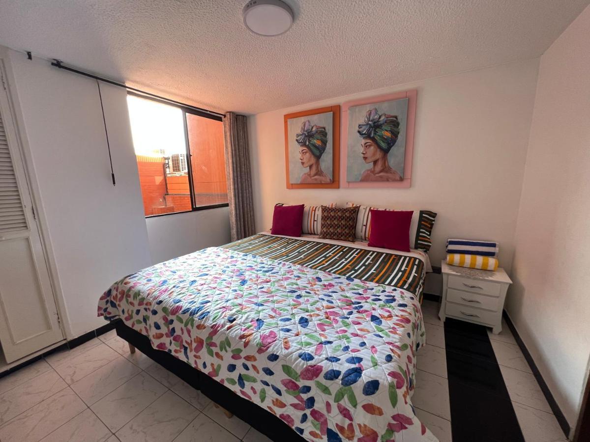 406 Apartaestudio Portal de Cádiz , exclusivo y central, con parqueadero Capacidad 4 personas Appartamento Ibagué Esterno foto