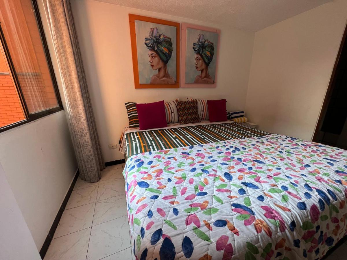 406 Apartaestudio Portal de Cádiz , exclusivo y central, con parqueadero Capacidad 4 personas Appartamento Ibagué Esterno foto